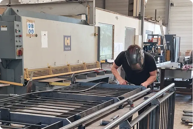 Atelier de chaudronnerie LSA Industrie avec équipements de soudure et travail des métaux