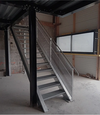 Armoire métallique à plateaux grillagés